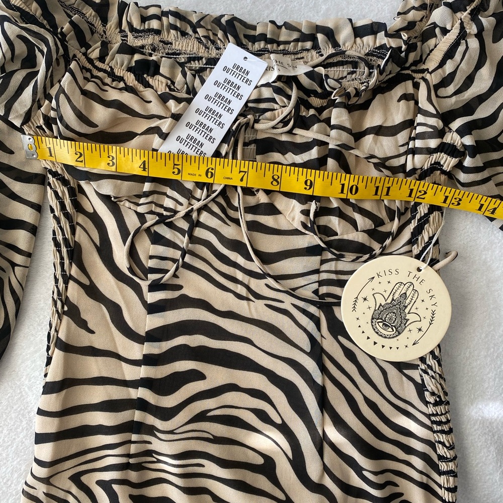 ๐ Kiss the Sky off-the-shoulder mini dress from UO size S animal pattern - Picture 9 of 11